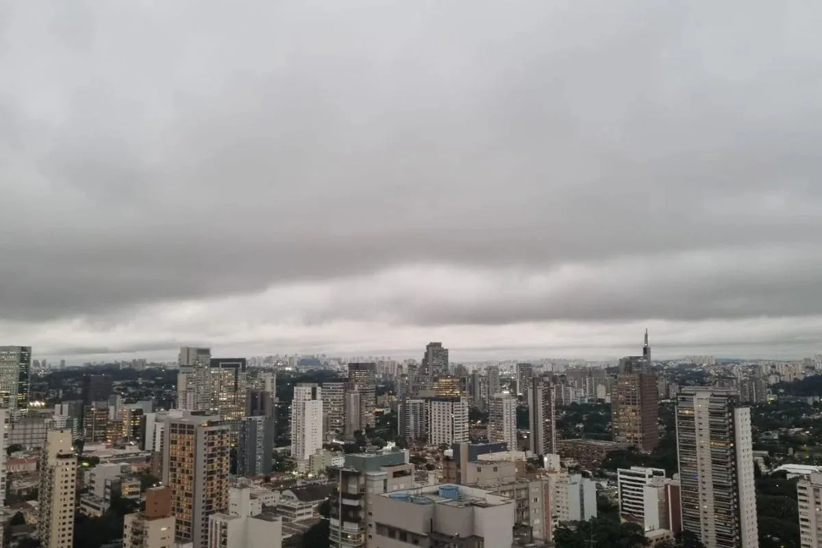 Céu nublado e carregado em São Paulo com possibilidade de chuva e tempestade