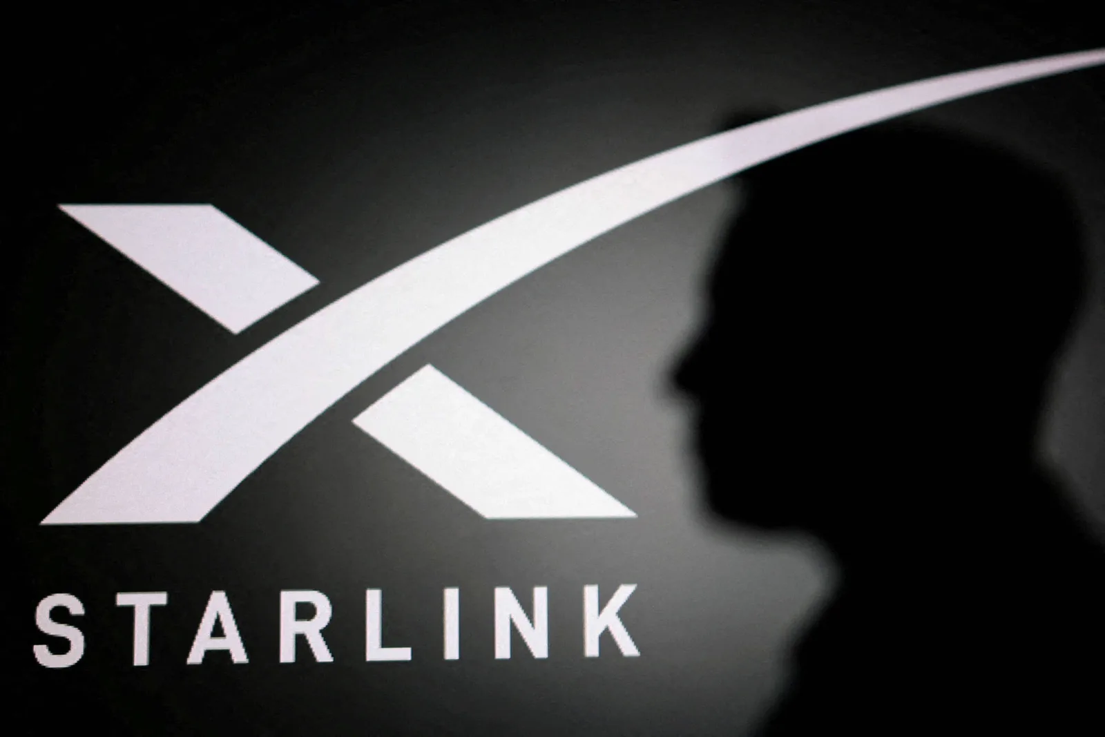 Satélite da constelação Starlink em órbita com a Terra ao fundo