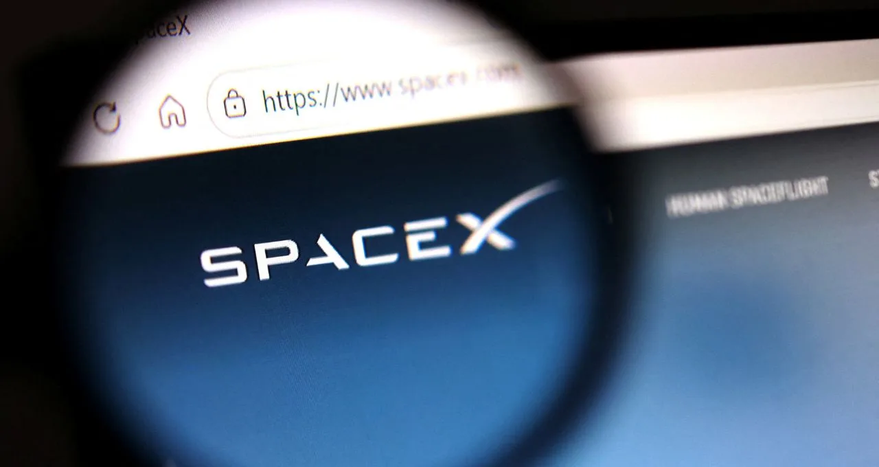 Satélite da Starlink em órbita terrestre com Brasil ao fundo