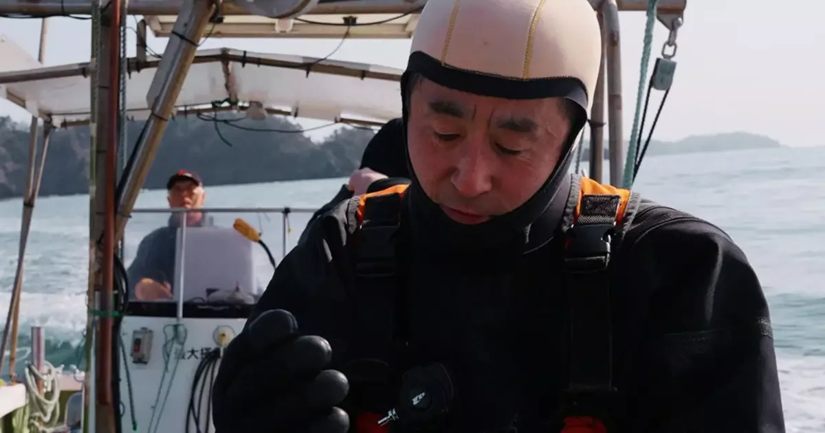 Homem em equipamento de mergulho em barco de pesca em águas do nordeste do Japão