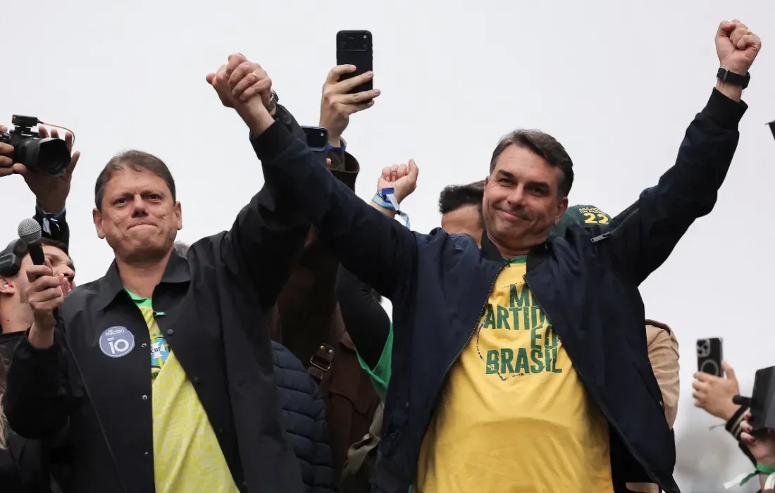 Tarcísio de Freitas em entrevista durante campanha e votação no primeiro turno das eleições de 2026