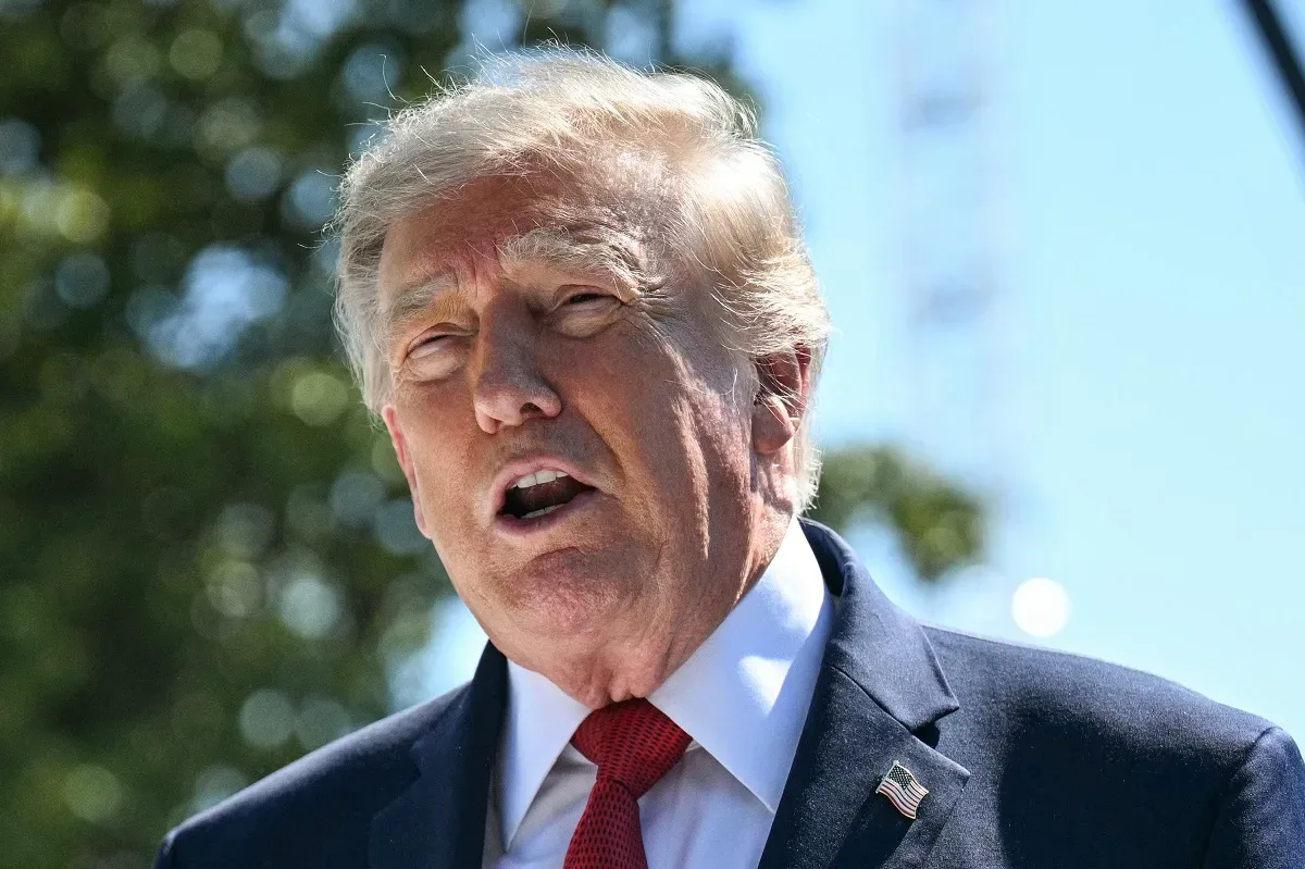 O presidente dos EUA, Donald Trump, fala à imprensa sobre a construção em andamento de um heliponto e outros projetos no Gramado Sul da Casa Branca, em Washing