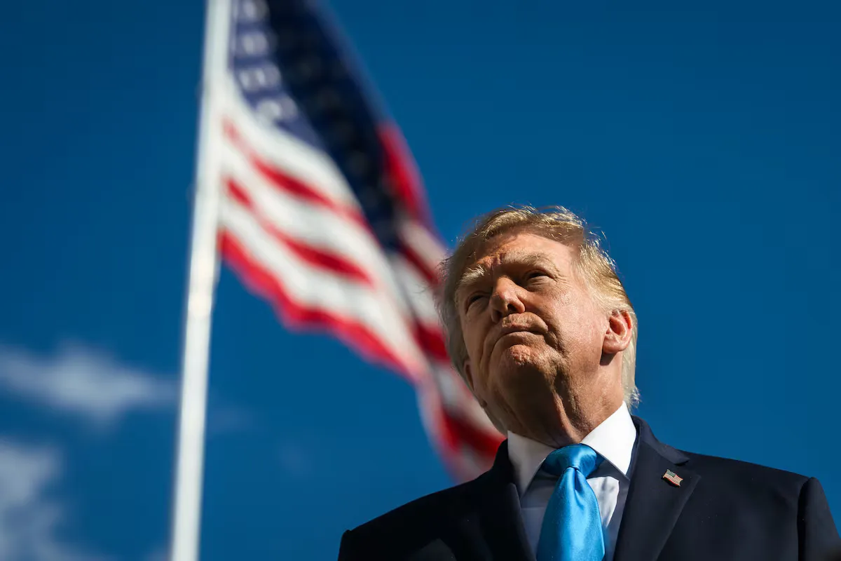 Donald Trump em evento público discursando; Navi Pillay recebendo o Prêmio Nobel da Paz
