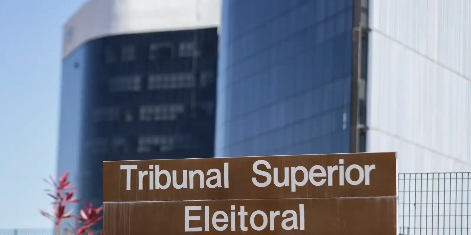 Ministro do Tribunal Superior Eleitoral em sessão de julgamento durante período de campanha eleitoral