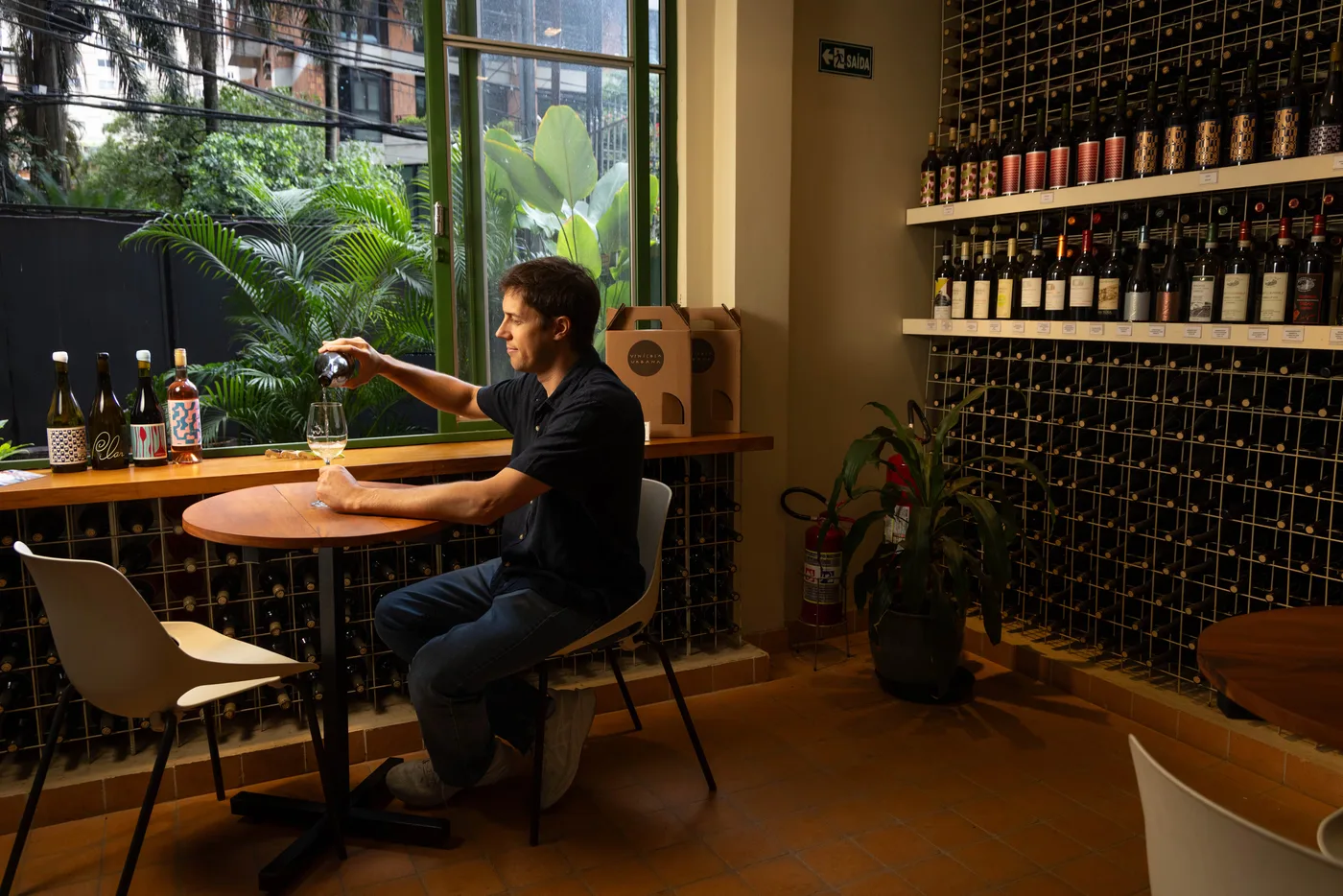 A presença de vinícolas na cidade, as chamadas