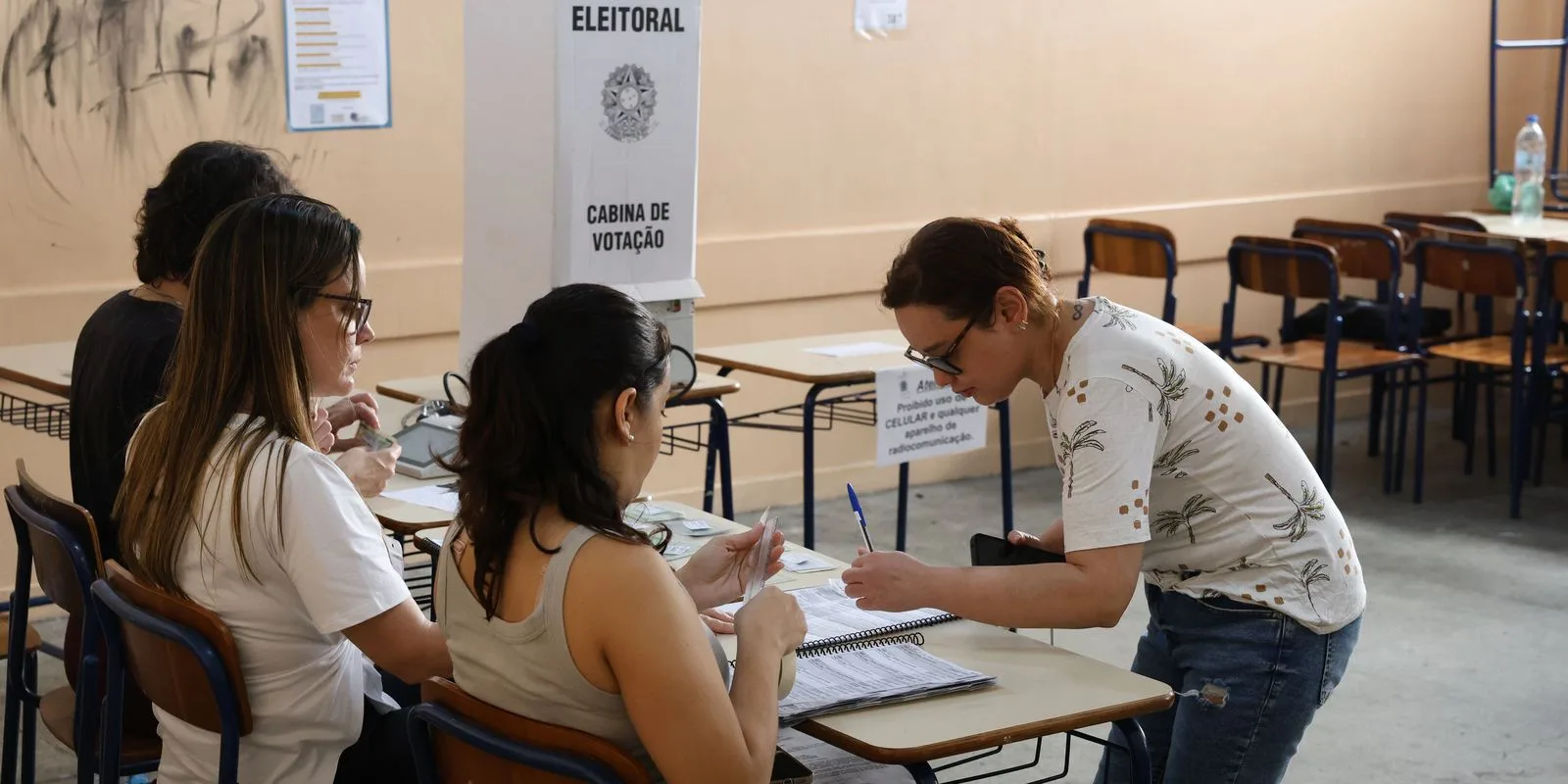 Urnas de votação durante o primeiro turno das Eleições Gerais de 2026
