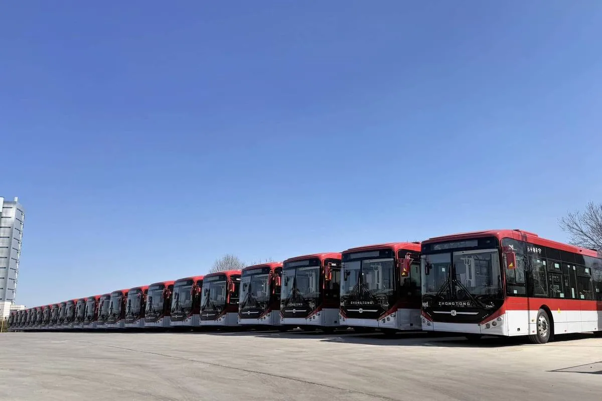 Ônibus elétrico modelo Zhongtong apresentado no evento Busworld 2025